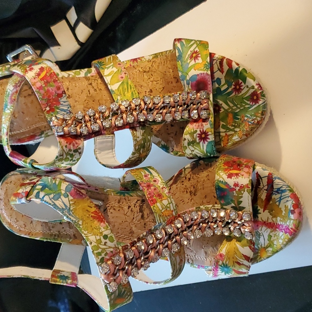Gianni binni size 9 decorative sandals excellent condition